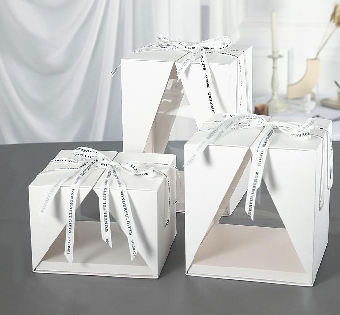 Elegantní dortový průhledný box s bílým podnosem a víkem 26x26x32 cm