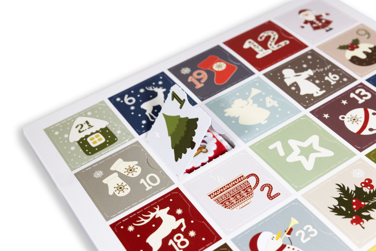 Adventní kalendář bez tisku   s papírovou mřížkou 28x28x2 cm, políčko 4,5x4,5 cm