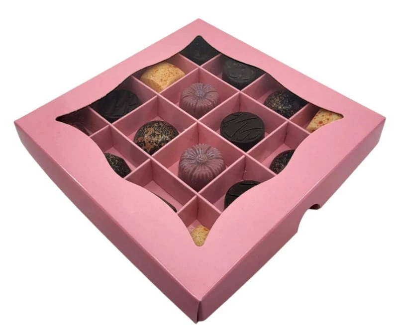 Růžová ušatá dárková krabička s mřížkou na pralinky 15x15x2 cm