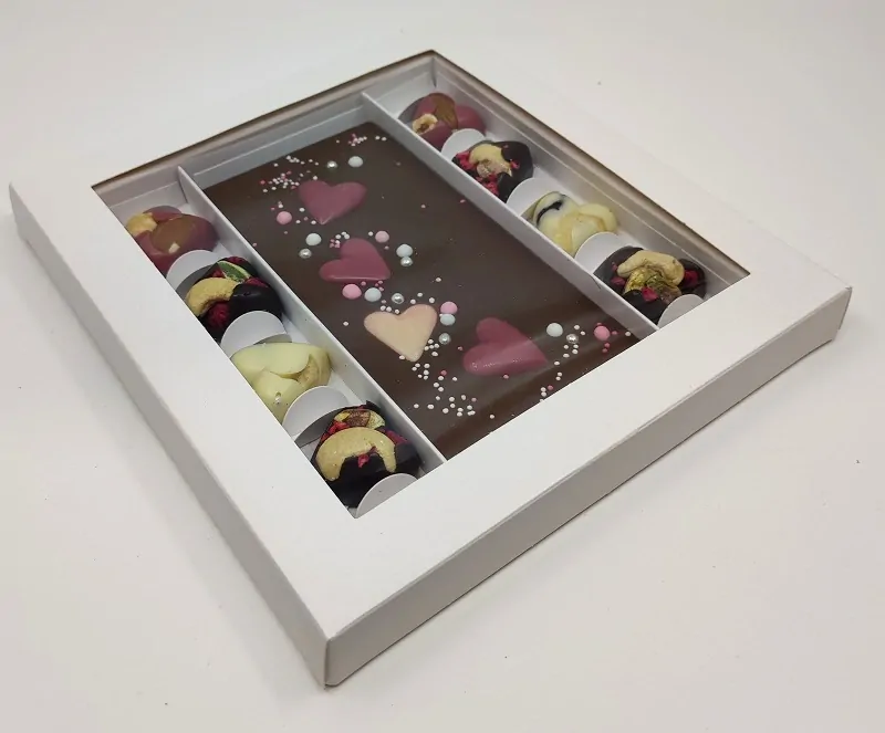  Dárková krabička přírodní na 8 ks pralinek  a čokoládu    20,5x19x2 cm 