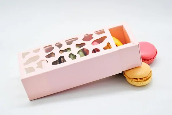 Krabička na makronky růžová se vzorovým okénkem na 4 ks  13x6x4 cm