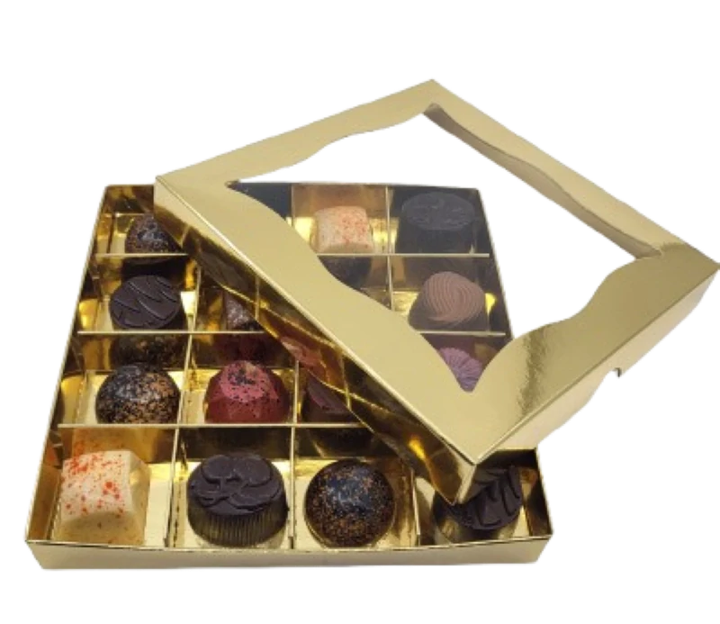 Ušatá dárková krabička zlatá s mřížkou na pralinky  15x15x2 cm