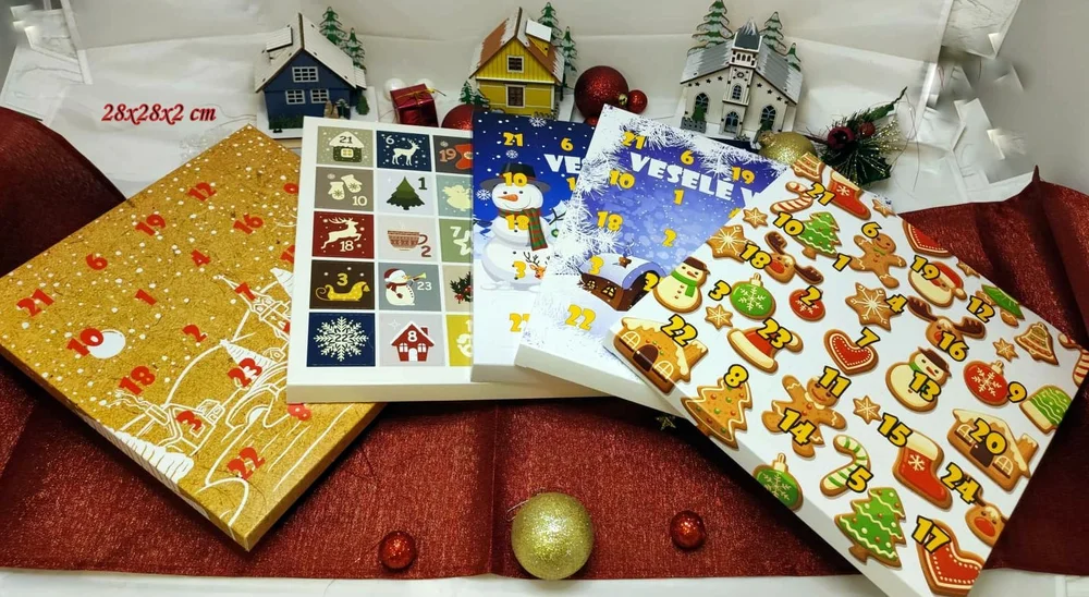 Adventní kalendář "Děti u stromečku" s papírovou vložkou  28x28x2 cm