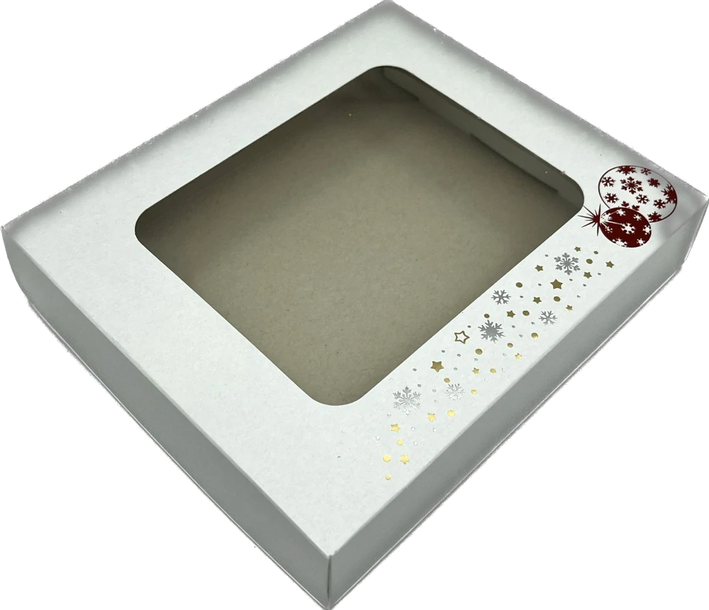 Vánoční krabička bílá s barevnou ražbou a průhledným okénkem na 1/4 kg cukroví 18x15x3,7 cm