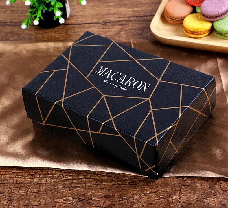 Elegantní černá krabička na makronky černá  na 6 ks  13x12x6 cm