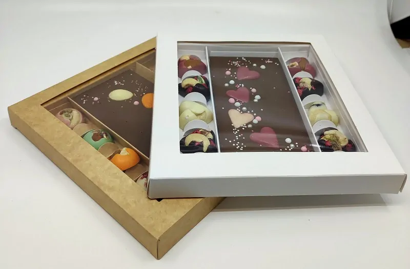 Dárková krabička bílá na pralinky a čokoládu 20,5x19x2 cm 8 ks, potravinářský atest, okénko