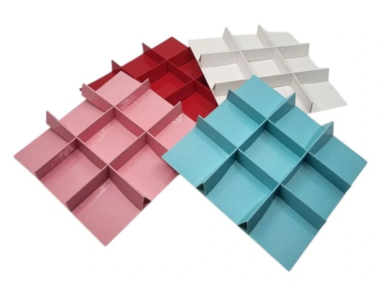 Ušatá dárková krabička s mřížkou na perníčky  15x15x2 cm