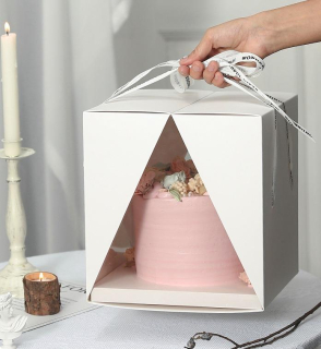 Elegantní dortový průhledný box s bílým podnosem a víkem 26x26x32 cm
