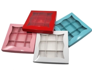 Ušatá dárková krabička s mřížkou na perníčky  15x15x2 cm