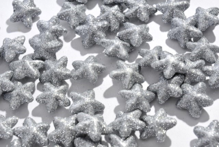 Hvězdičky s glitry stříbrné 2,5 cm 60 ks/svazek